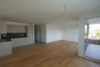 Exklusives Wohnen am Mangfall-Kanal – Stilvolle 4-Zimmer-Wohnung mit Weitblick ins Grüne! - Wohn-, Ess- und Kochbereich